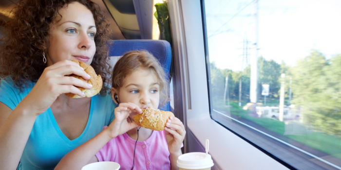 мама с дочкой кушают в поезде домашние бутерброды