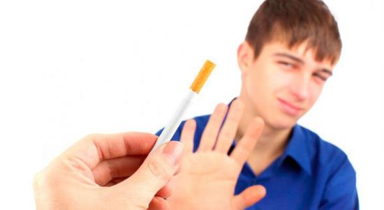 Подросток отказывается от сигарет