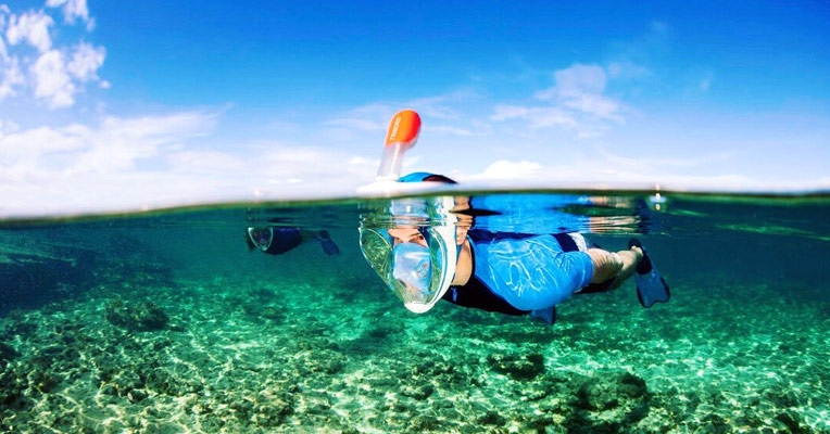 How does a snorkel mask work under water