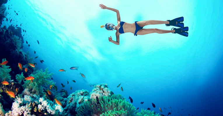 Breathing underwater with a dry snorkel