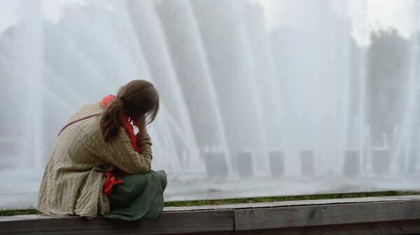 Девушка у фонтана в ЦПКиО