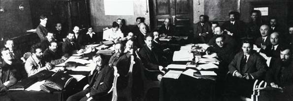 Ленин ведет заседание Совета народных комиссаров, на котором обсуждался декрет «О немецких колониях Поволжья»