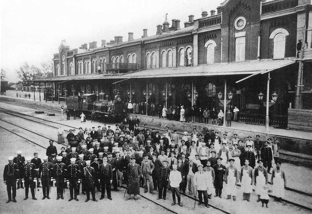 Люди на вокзале. Фото старого Саратова