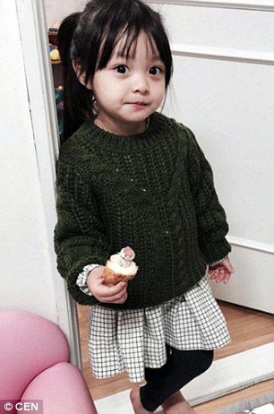Jae-eun can be seen dressed in a winter green jumper as she enjoys a cupcake