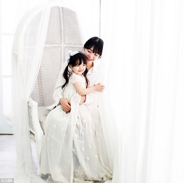 In another, Jae-eun can be seen sitting on her mother