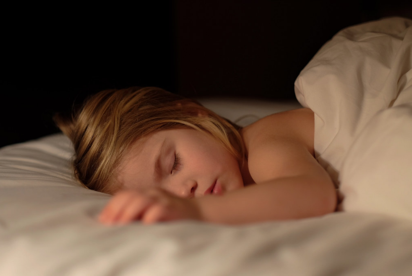 Почему врачи категорически запрещают спать при свете? - фото 1