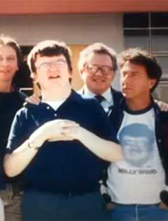 Ким Пик и Дастин Хоффман (крайний справа). Кадр из видеоролика, размещенного на YouTube