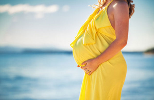 Беременная девушка в желтом платье