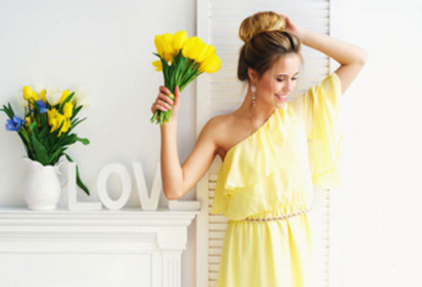  Девушка в светло-желтом платье с букетом желтых тюльпанов в руке