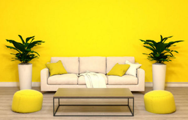 Комната с желтыми стенами, подушками и пуфиками