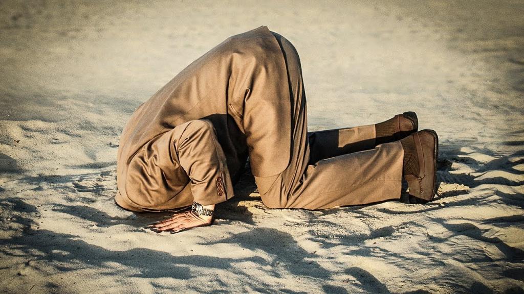 Человек спрятал голову в песок