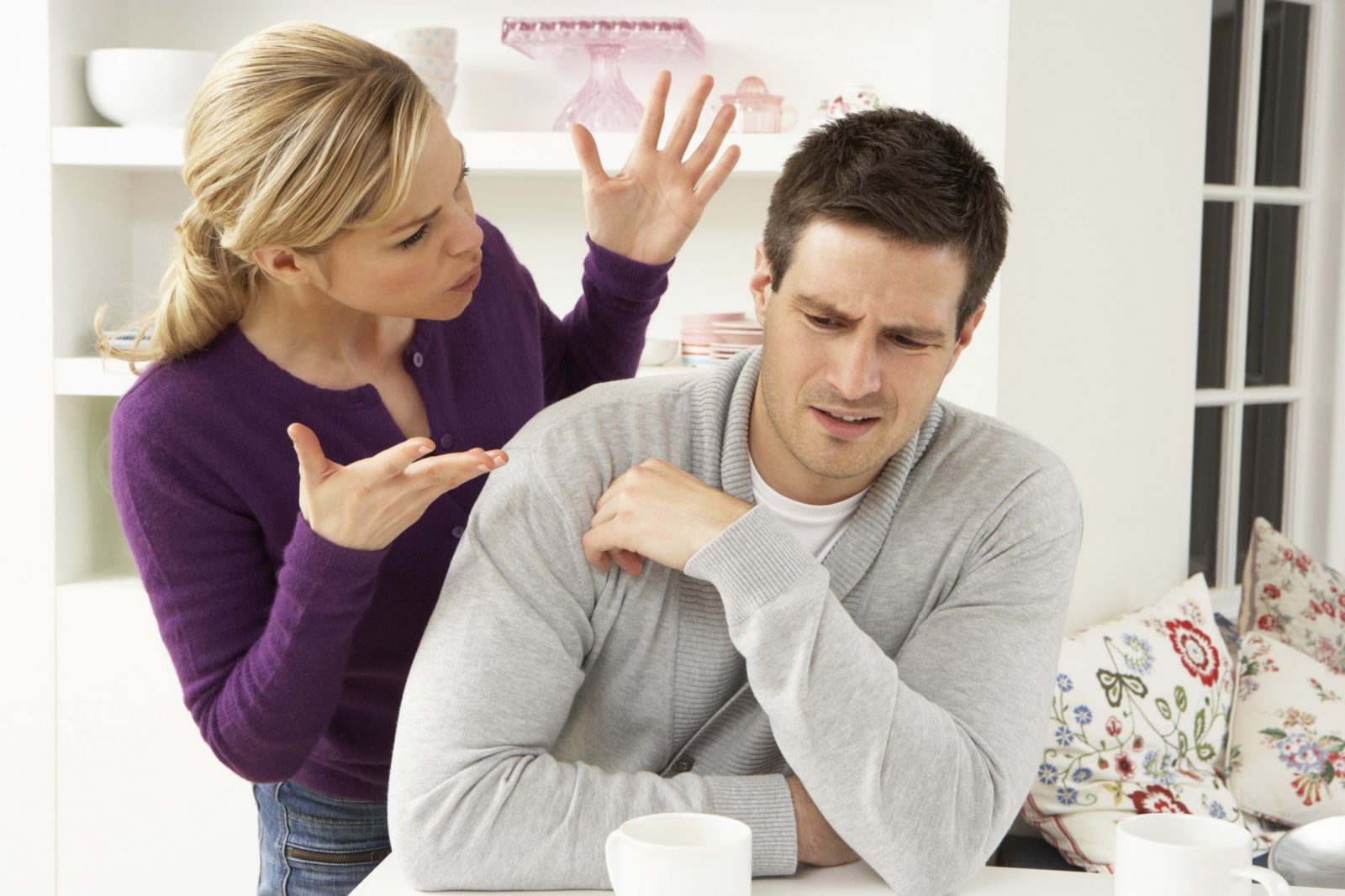 Жена возмущенно конфликтует с мужем дома