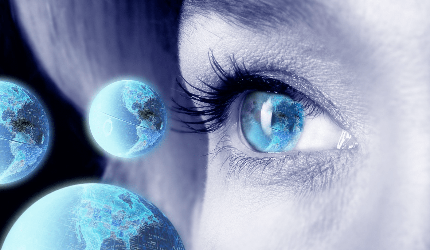 Девушка, с голубыми глазами смотрит фантастически на планеты