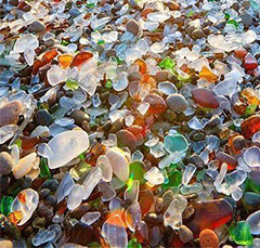 морской берег — стекло и камни