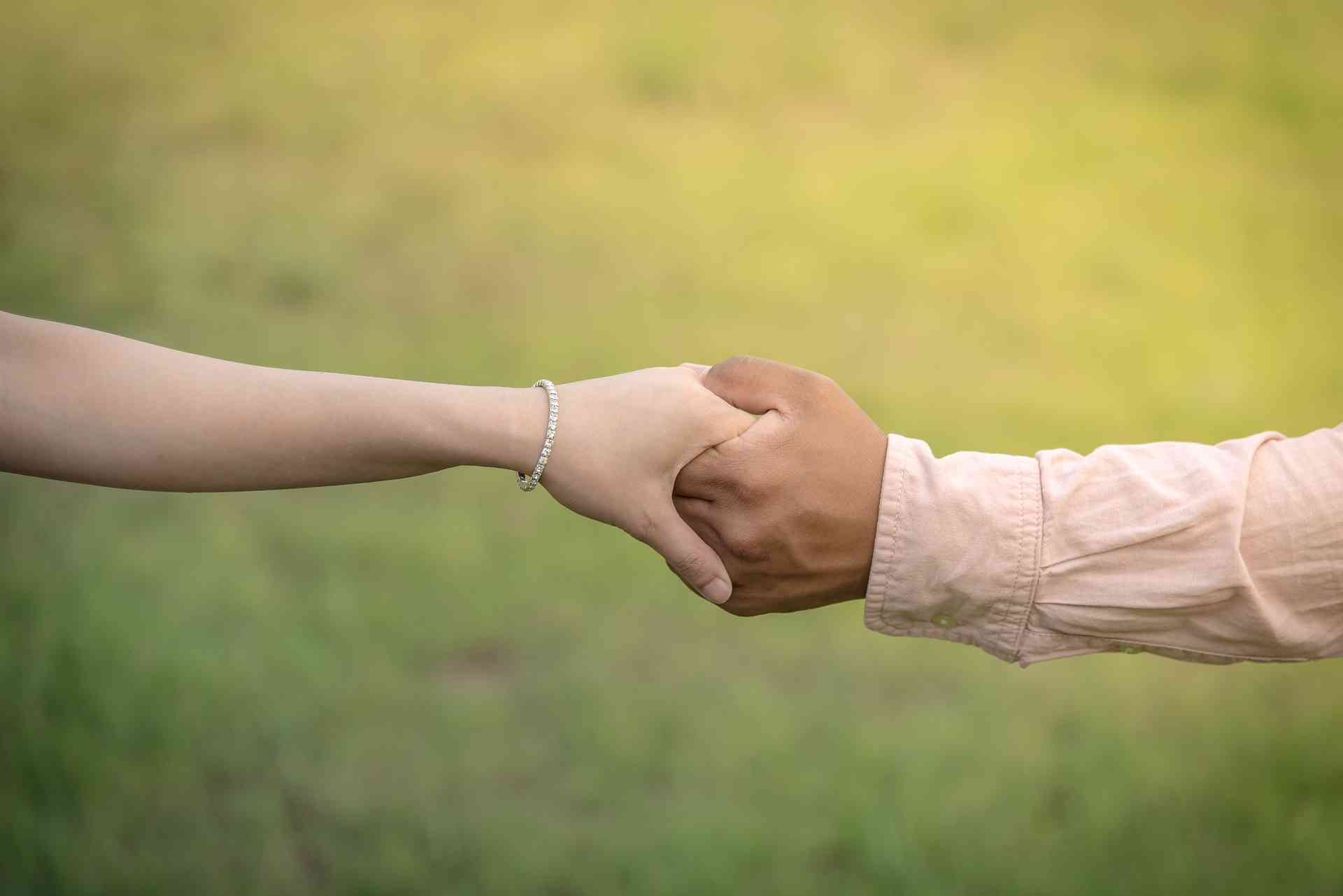держатся за руку мужчина и женщина