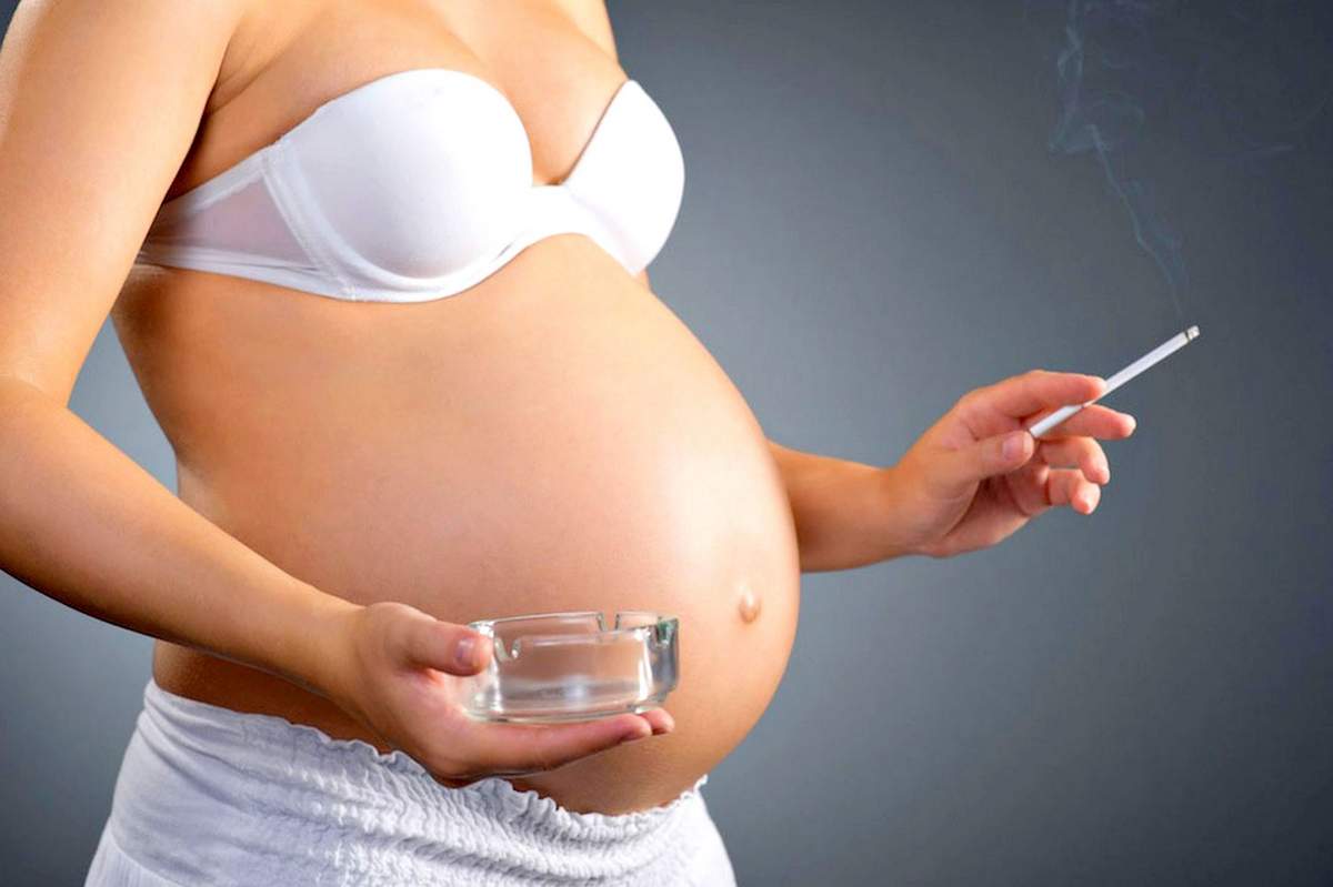 Курящая беременная женщина вредит своему ребенку