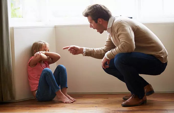 Физическое и психологическое насилие над ребенком со стороны родителей может привести в будущем к патологическому недоверию в любых близких отношениях