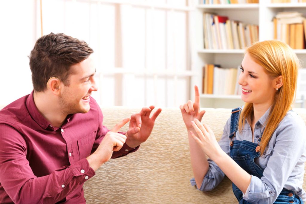 Выучить жестовый язык можно самостоятельно, но отрабатывать разговорные навыки лучше в процессе общения