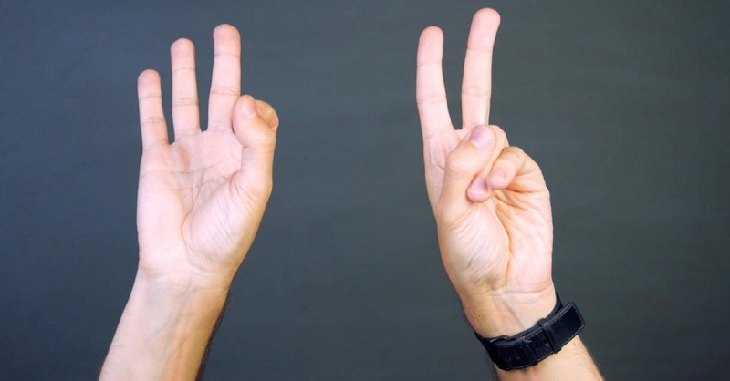Когда достигните синхронизации, выполняйте упражнение так, чтобы каждая рука показывала свой знак